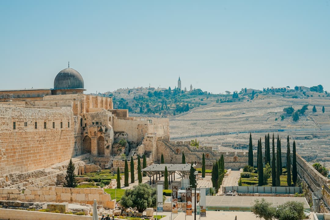 מופע באולם: פרופ' חיים באר  - עיר ובלבה חומה